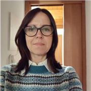 Diplomata al liceo linguistico europeo.Ragazza serie e madrelingua